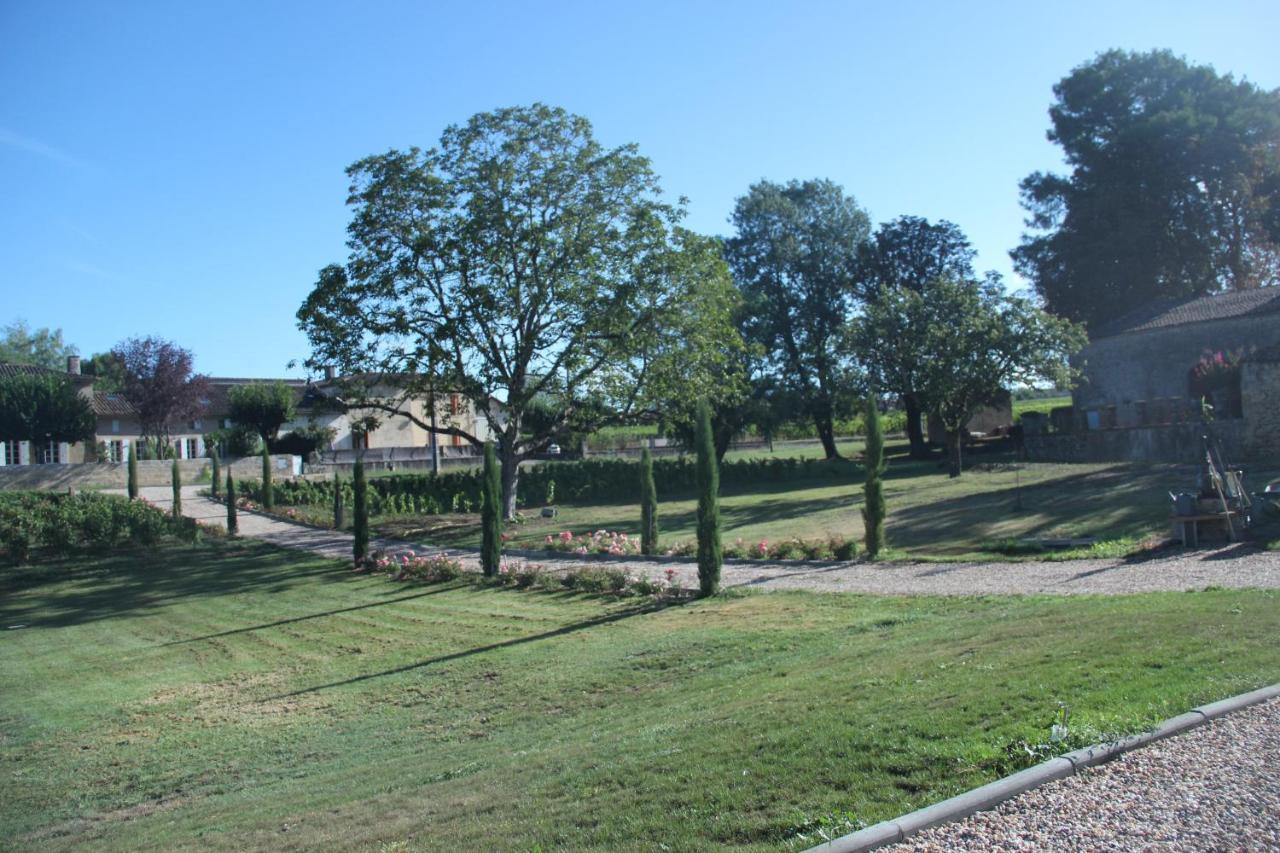 Allee Des Roses Saint-Philippe-d'Aiguille Luaran gambar